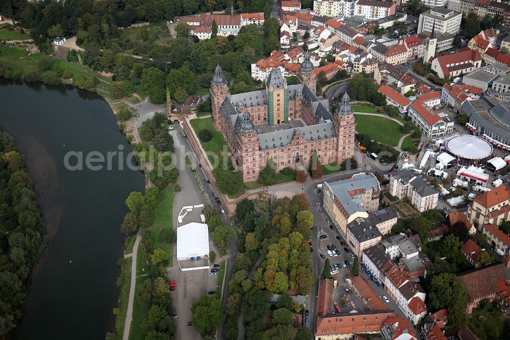 Aschaffenburg from above - Schloss Johannisburg, es diente bis 1803 als zweite Residenz der Mainzer Kurfürsten und Erzbischöfe. In der Zeit von 1605 bis 1614 vom Baumeister Georg Ridinger aus Rotsandstein gebaut.Castle Johannesburg, it was built in the period 1605 to 1614 by the architect Georg Ridinger of red sandstone.