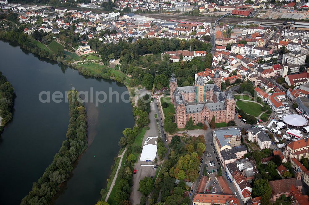 Aschaffenburg from the bird's eye view: Schloss Johannisburg, es diente bis 1803 als zweite Residenz der Mainzer Kurfürsten und Erzbischöfe. In der Zeit von 1605 bis 1614 vom Baumeister Georg Ridinger aus Rotsandstein gebaut.Castle Johannesburg, it was built in the period 1605 to 1614 by the architect Georg Ridinger of red sandstone.