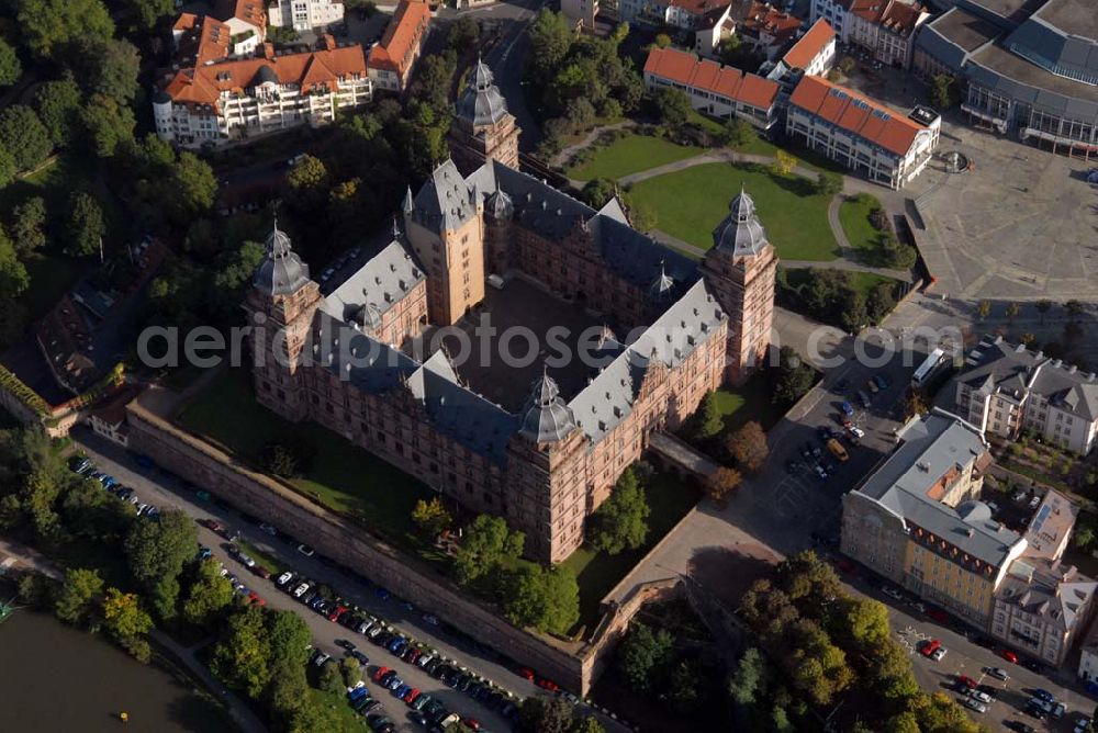 Aschaffenburg from the bird's eye view: Blick auf das Schloss Johannisburg und den Schlossplatz. Das bedeutende Renaissanceschloss wurde von Georg Ridinger erbaut. Kontakt: Schloss- und Gartenverwaltung Aschaffenburg, Schlossplatz 4, 63739 Aschaffenburg Tel.: (0 60 21) 3 86 57-0