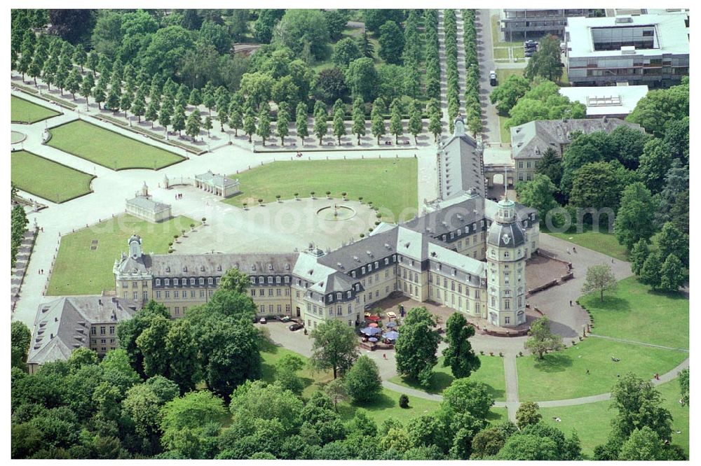 Karlsruhe from the bird's eye view: 27.05.2004 Karlsruhe Wohngegend und Büro- und Geschäftshäuser am Karlsruher Schloß