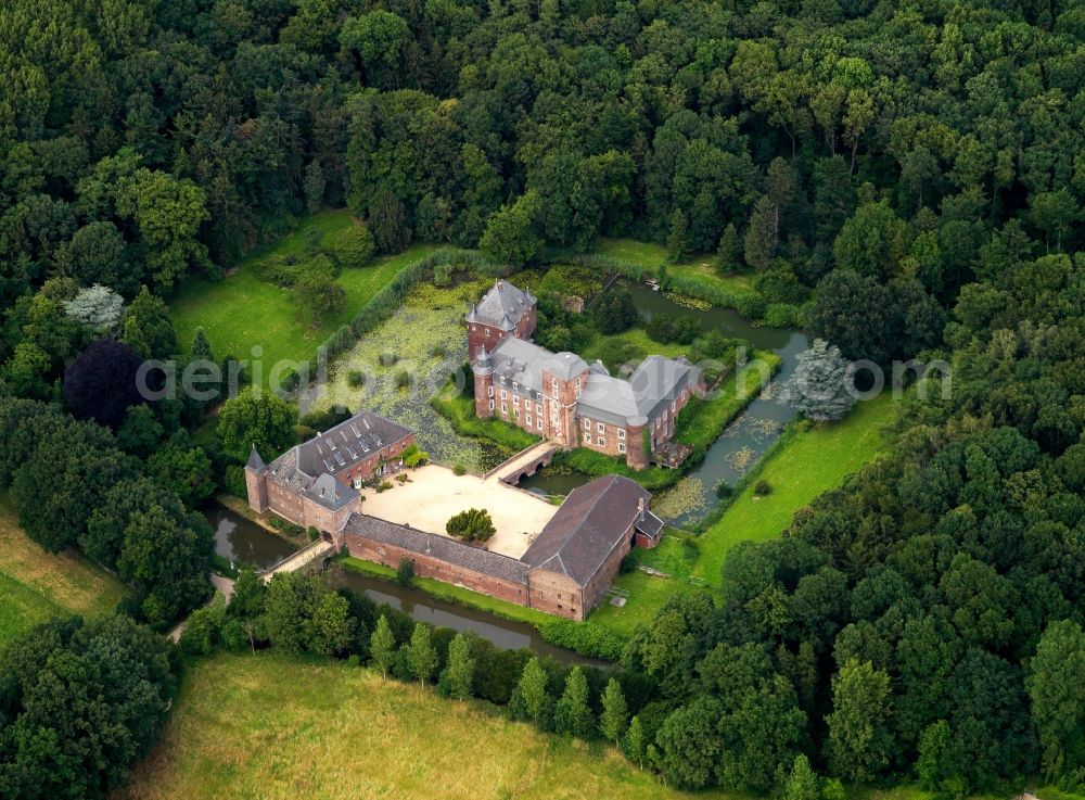 Jülich from the bird's eye view: Castle Kellenberg in the Barmen part of the town of Jülich in the state of North Rhine-Westphalia. The compound that exists today was built in the 15th and 16th century. The castle is located on an island enclosed by water in a forest on the Northern border of the village