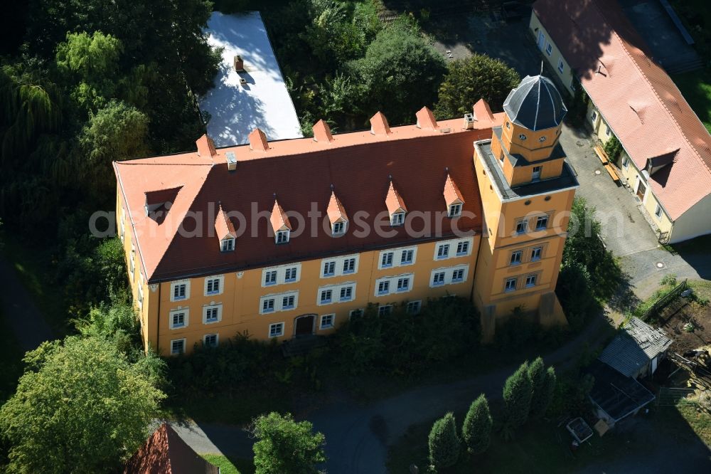 Aerial photograph Kühnitzsch - Castle of Schloss Kuehnitzsch in Kuehnitzsch in the state of Saxony. The former water castle is located on a small pond with its yellow front and tower