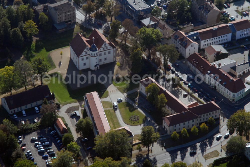 Aerial image Königs Wusterhausen - Blick auf das Schloss von Königs Wusterhausen in Brandenburg. Das Schloss enstand zum größten Teil im 16. Jahrhundert und wurde besonders durch den König Friedrich Wilhelm den Ersten geprägt. Aufgrund seiner Jagdleidenschaft wird die Sehenswürdigkeit auch als Jagdschloss bezeichnet. Kontakt: Schloss Königs Wusterhausen, Schlossplatz 1, 15711 Königs Wusterhausen, Tel. +49(0)3375 211 700 ( Kasse ), Fax +49(0)3375 211 702; Touristeninformation: Tourismusverband Dahme - Seen e.V., Bahnhofsvorplatz 5, 15711 Königs Wusterhausen, Tel. +49(0)3375 2520 19