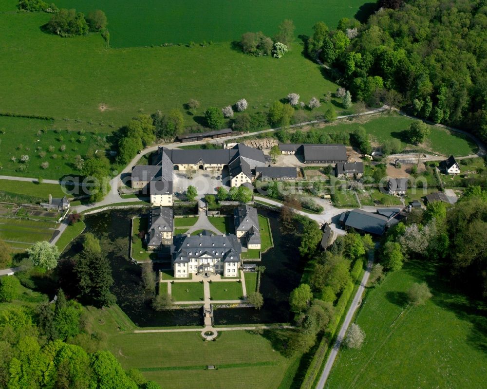 Aerial photograph Soest - Castle Körtlinghausen in the Sauerland region in the state of North Rhine-Westphalia. The baroque water castle is located in the district of Soest and is used today for events and conferences. Originally there was a fortress on site. Today the compound consists of the cottage and main building with 2 wings as well as the courtyard and the adjacent buildings. The castle is located on the river Glenne, surrounded by a ditch