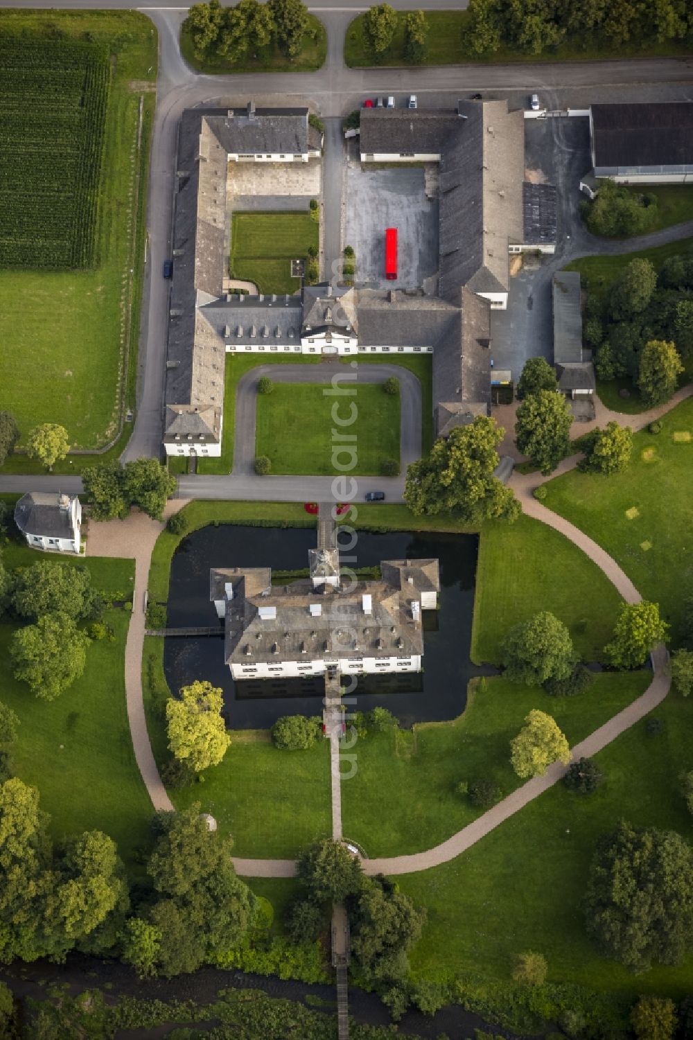 Aerial photograph Meschede - The Laer castle with chapel Laer in Meschede in the Sauerland region in North Rhine-Westphalia