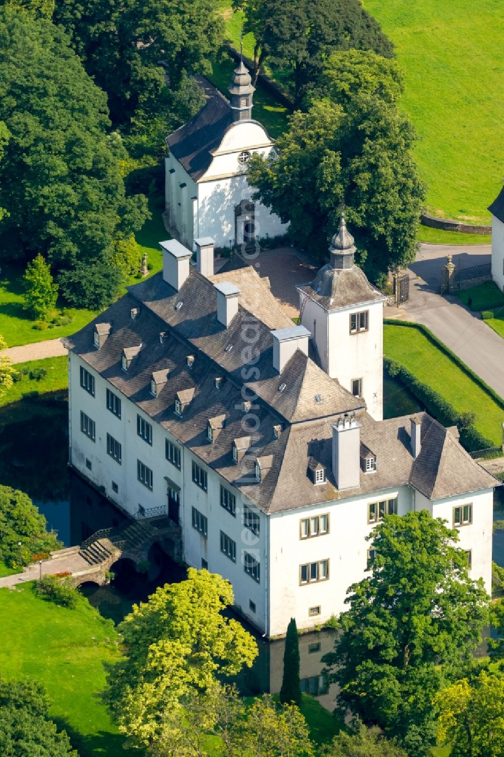 Aerial photograph Meschede - The Laer castle with chapel Laer in Meschede in the Sauerland region in North Rhine-Westphalia