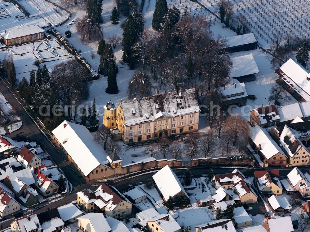 Aerial image Lehrensteinsfeld - Castle Lehrensteinsfeld in the town centre of Lehrensteinsfeld in the state of Baden-Wuerttemberg. The castle in the borough of Heilbronn was built in the Renaissance style in the 16th century and refurbished in the 18th century. It is a gabled roof building with a courtyard and outbuildings. A castle garden is located north of the main building