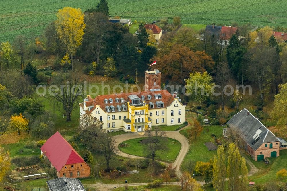 Lelkendorf from the bird's eye view: The castle in Lelkendorf and it's area in the state Mecklenburg-Western Pomerania. Today it is a complex of flats