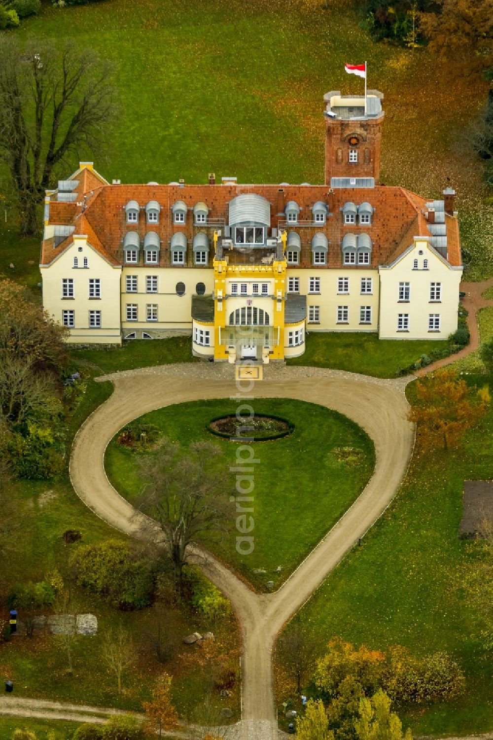 Aerial photograph Lelkendorf - The castle in Lelkendorf and it's area in the state Mecklenburg-Western Pomerania. Today it is a complex of flats