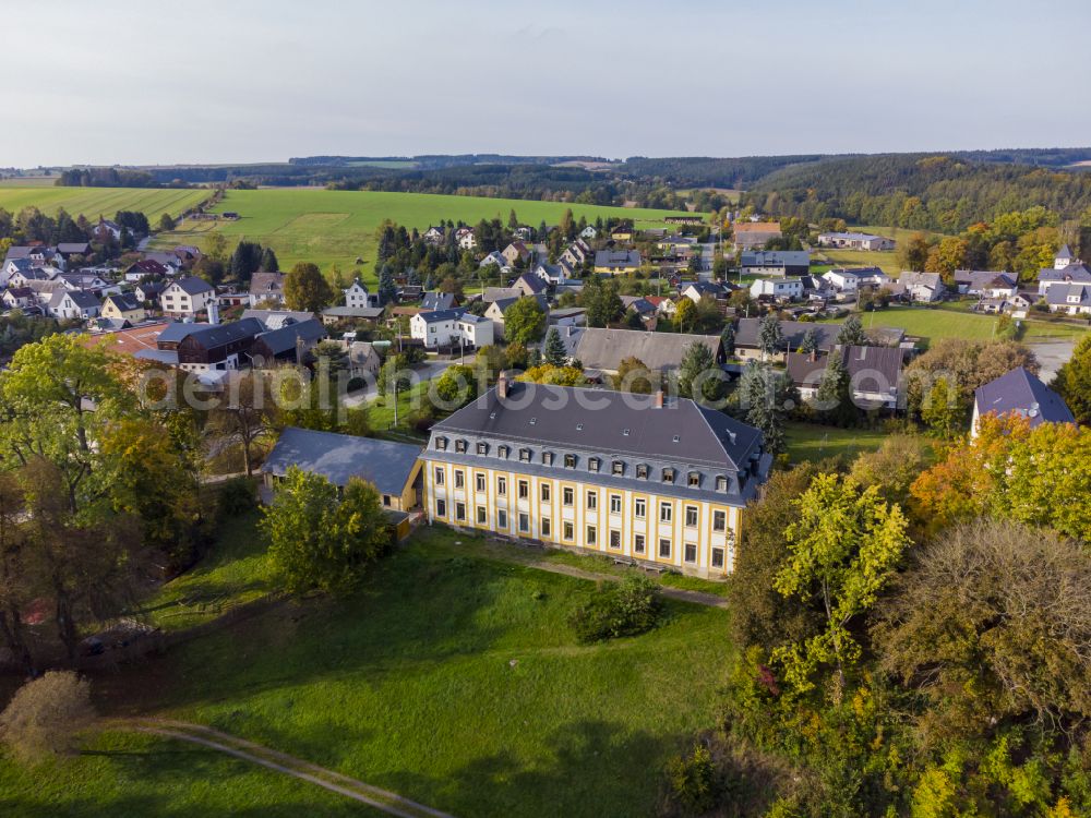 Aerial photograph Rosenbach - Leubnitz Castle is an unfortified residential castle built in 1794 in the Leubnitz district of the municipality of Rosenbach in the Saxon Vogtland in Rosenbach in the federal state of Saxony, Germany