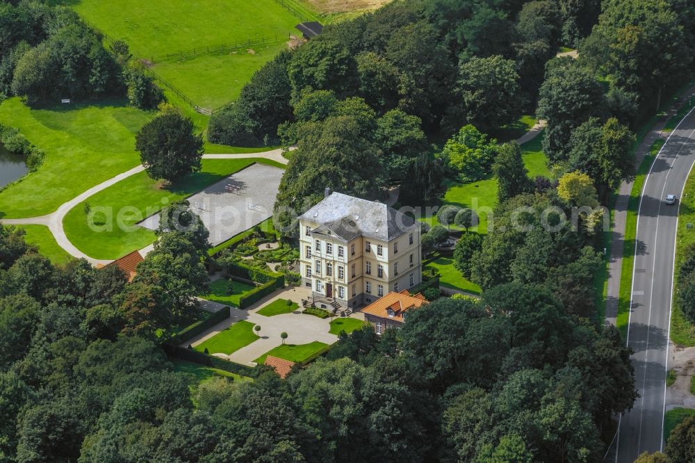 Rheurdt from the bird's eye view: Leyenburg Castle in Rheurdt in the state North Rhine-Westphalia. The masion is located with it's castle grounds on the Vluyner Strasse (L140) and houses a hotel and a spa