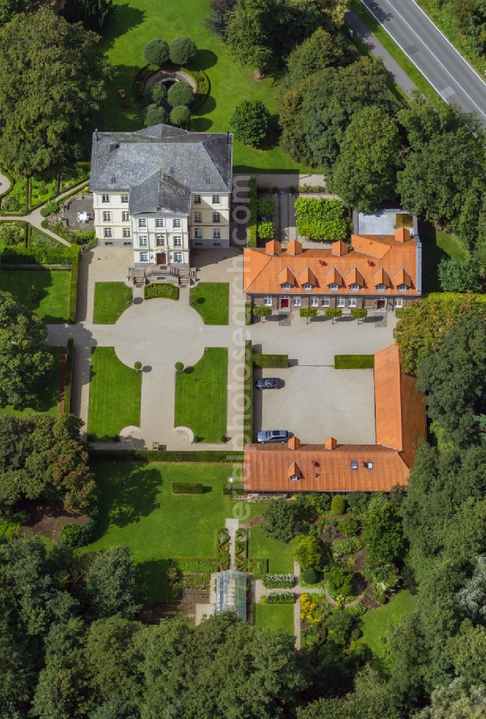 Aerial image Rheurdt - Leyenburg Castle in Rheurdt in the state North Rhine-Westphalia. The masion is located with it's castle grounds on the Vluyner Strasse (L140) and houses a hotel and a spa