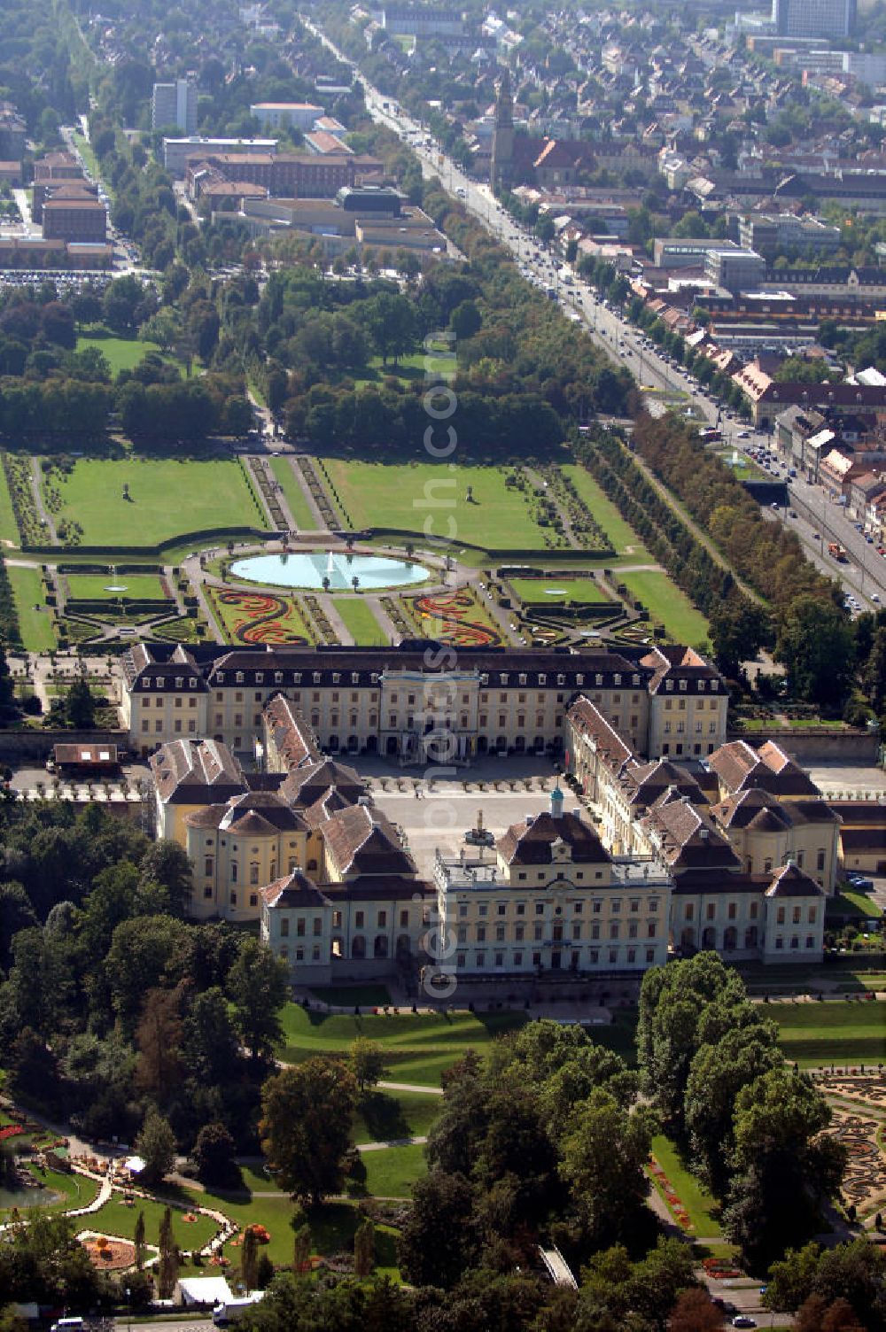 Ludwigsburg from the bird's eye view: Blick auf das Schloss Ludwigsburg mit Gartenanlage. Das Residenzschloss in Ludwigsburg wurde zwischen 1704 und 1733 unter der Herrschaft von Herzog Eberhard Ludwig von Württemberg im Barockstil errichtet. Es ist eine der größten barocken Schlossanlagen Deutschlands. Kontakt: Schlossverwaltung Ludwigsburg, Schlossstraße 30, 71634 Ludwigsburg, Tel. +49(0)7141 18-2004, Fax +49(0)7141 18-6434, E-mail: info@schloss-ludwigsburg.de