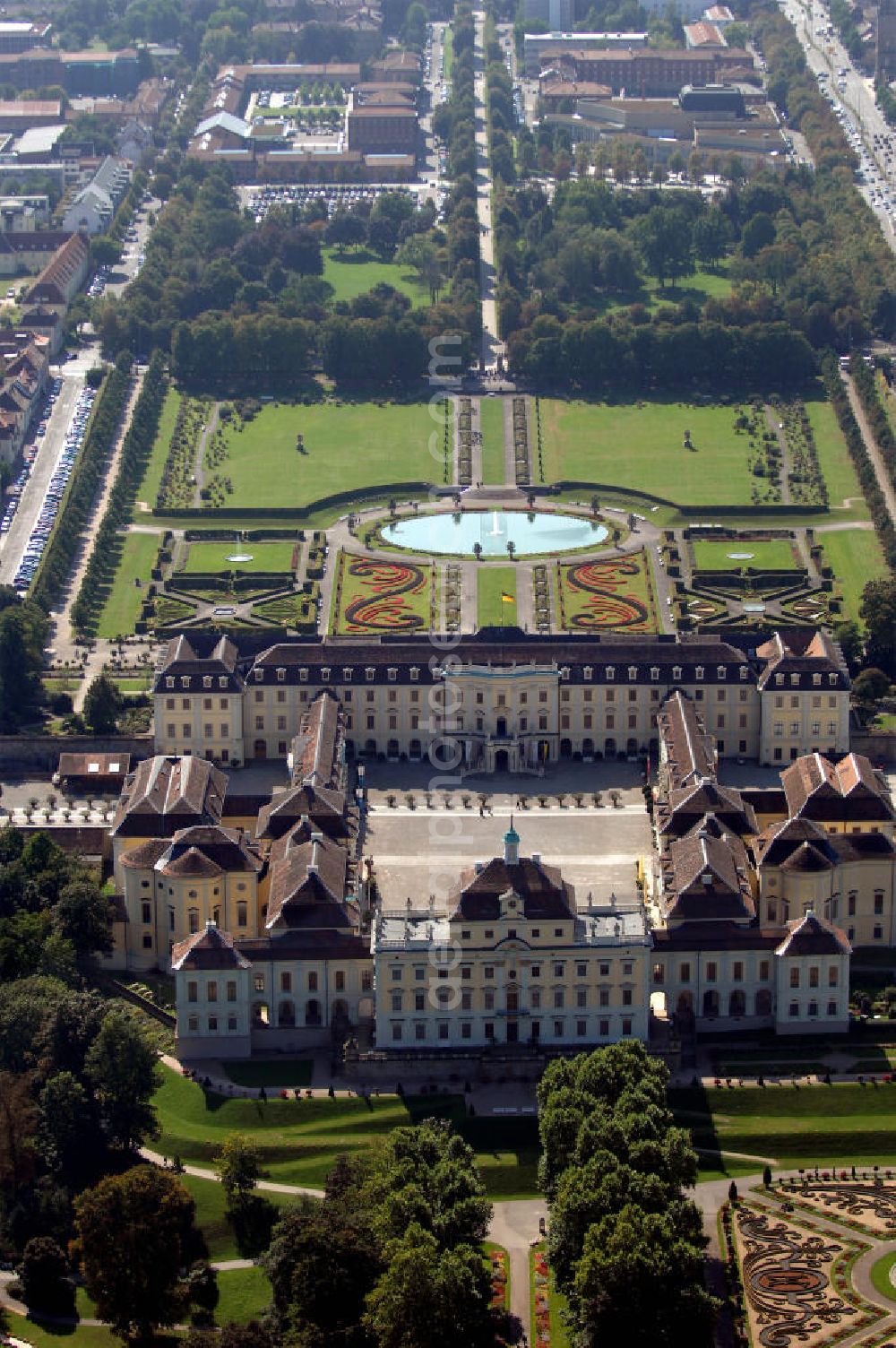 Aerial photograph Ludwigsburg - Blick auf das Schloss Ludwigsburg mit Gartenanlage. Das Residenzschloss in Ludwigsburg wurde zwischen 1704 und 1733 unter der Herrschaft von Herzog Eberhard Ludwig von Württemberg im Barockstil errichtet. Es ist eine der größten barocken Schlossanlagen Deutschlands. Kontakt: Schlossverwaltung Ludwigsburg, Schlossstraße 30, 71634 Ludwigsburg, Tel. +49(0)7141 18-2004, Fax +49(0)7141 18-6434, E-mail: info@schloss-ludwigsburg.de