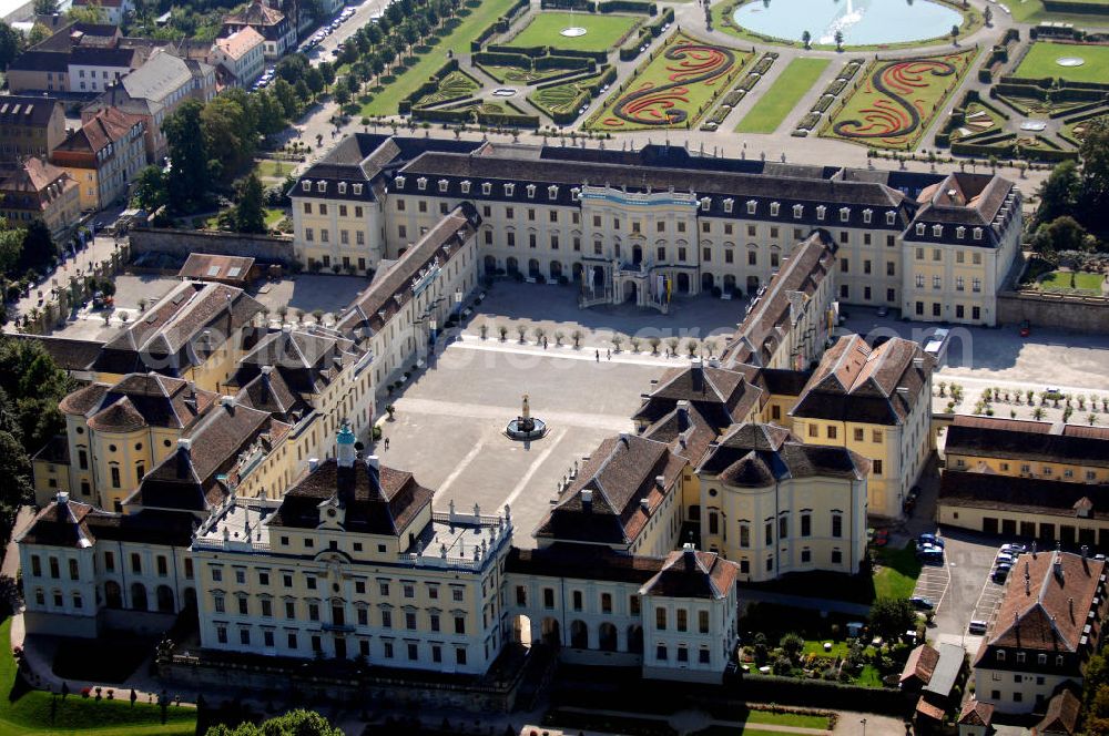 Ludwigsburg from the bird's eye view: Blick auf das Schloss Ludwigsburg mit Gartenanlage. Hervorzuheben ist der Innenhof mit Blick vom Alten Corps de Logis (links) zum Neuen Corps de Logis (rechts; Hauptbau). Das Residenzschloss in Ludwigsburg wurde zwischen 1704 und 1733 unter der Herrschaft von Herzog Eberhard Ludwig von Württemberg im Barockstil errichtet. Es ist eine der größten barocken Schlossanlagen Deutschlands. Kontakt: Schlossverwaltung Ludwigsburg, Schlossstraße 30, 71634 Ludwigsburg, Tel. +49(0)7141 18-2004, Fax +49(0)7141 18-6434, E-mail: info@schloss-ludwigsburg.de