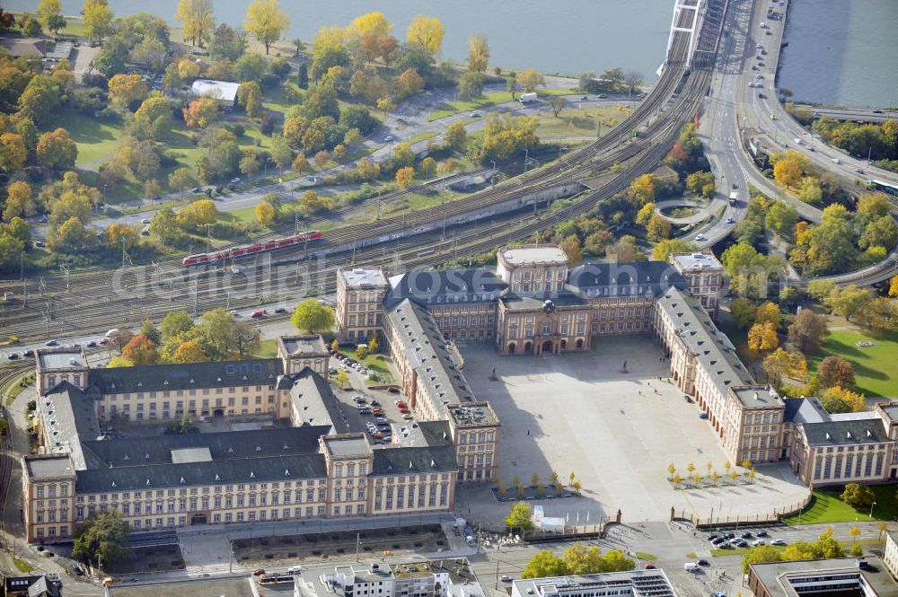 Aerial image Mannheim - Blick auf das Barockschloss Mannheim, das zwischen 1720 und 1760 errichtet wurde. Das Schloss wird heute von der Einrichtung „Staatliche Schlösser und Gärten Baden-Württemberg“ betreut und ist für Besucher geöffnet. View of the Baroque castle of Mannheim, which was built between 1720 and 1760.