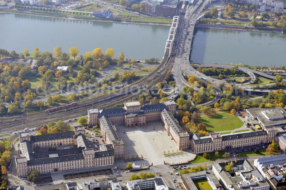 Aerial photograph Mannheim - Blick auf das Barockschloss Mannheim, das zwischen 1720 und 1760 errichtet wurde. Das Schloss wird heute von der Einrichtung „Staatliche Schlösser und Gärten Baden-Württemberg“ betreut und ist für Besucher geöffnet. View of the Baroque castle of Mannheim, which was built between 1720 and 1760.