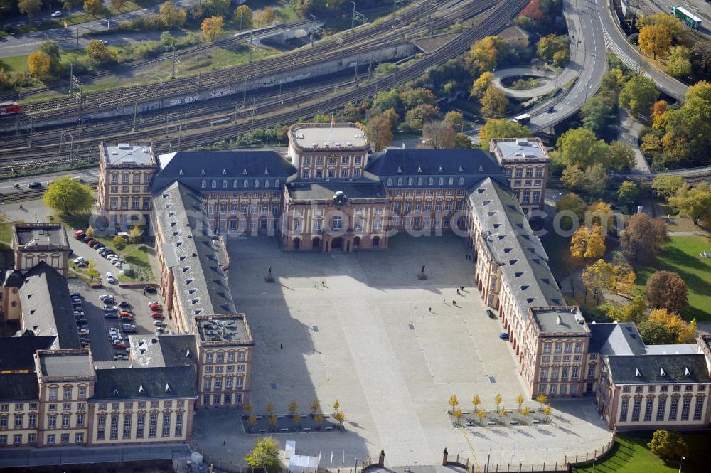 Mannheim from above - Blick auf das Barockschloss Mannheim, das zwischen 1720 und 1760 errichtet wurde. Das Schloss wird heute von der Einrichtung „Staatliche Schlösser und Gärten Baden-Württemberg“ betreut und ist für Besucher geöffnet. View of the Baroque castle of Mannheim, which was built between 1720 and 1760.