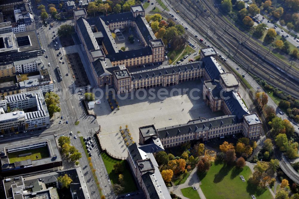 Mannheim from the bird's eye view: Blick auf das Barockschloss Mannheim, das zwischen 1720 und 1760 errichtet wurde. Das Schloss wird heute von der Einrichtung „Staatliche Schlösser und Gärten Baden-Württemberg“ betreut und ist für Besucher geöffnet. View of the Baroque castle of Mannheim, which was built between 1720 and 1760.