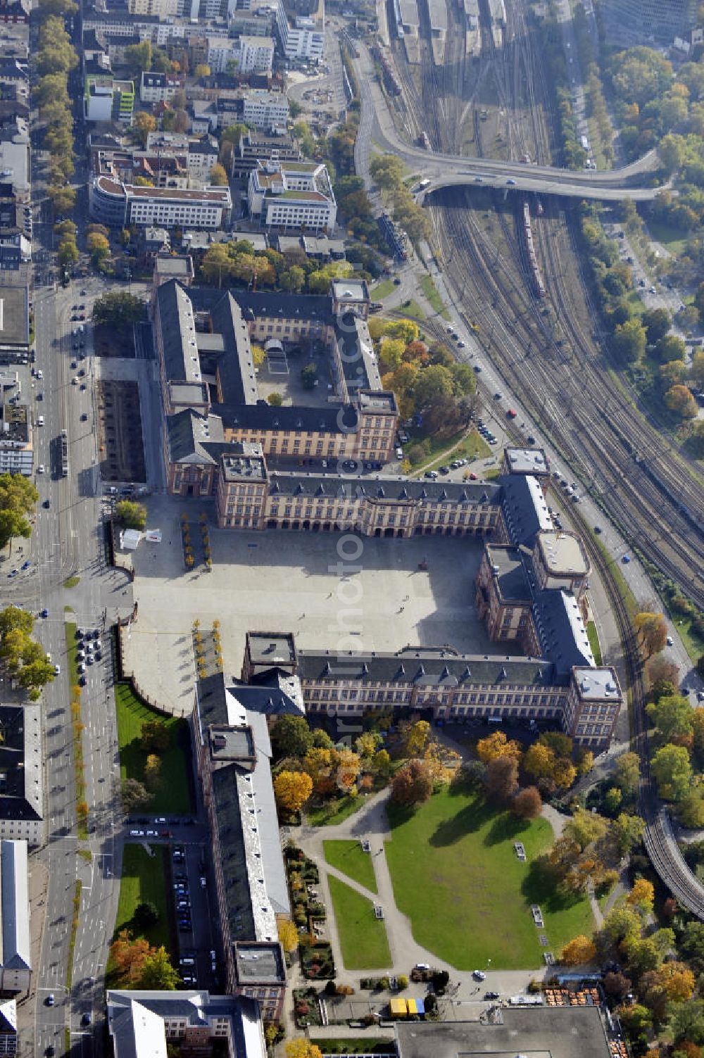 Aerial image Mannheim - Blick auf das Barockschloss Mannheim, das zwischen 1720 und 1760 errichtet wurde. Das Schloss wird heute von der Einrichtung „Staatliche Schlösser und Gärten Baden-Württemberg“ betreut und ist für Besucher geöffnet. View of the Baroque castle of Mannheim, which was built between 1720 and 1760.