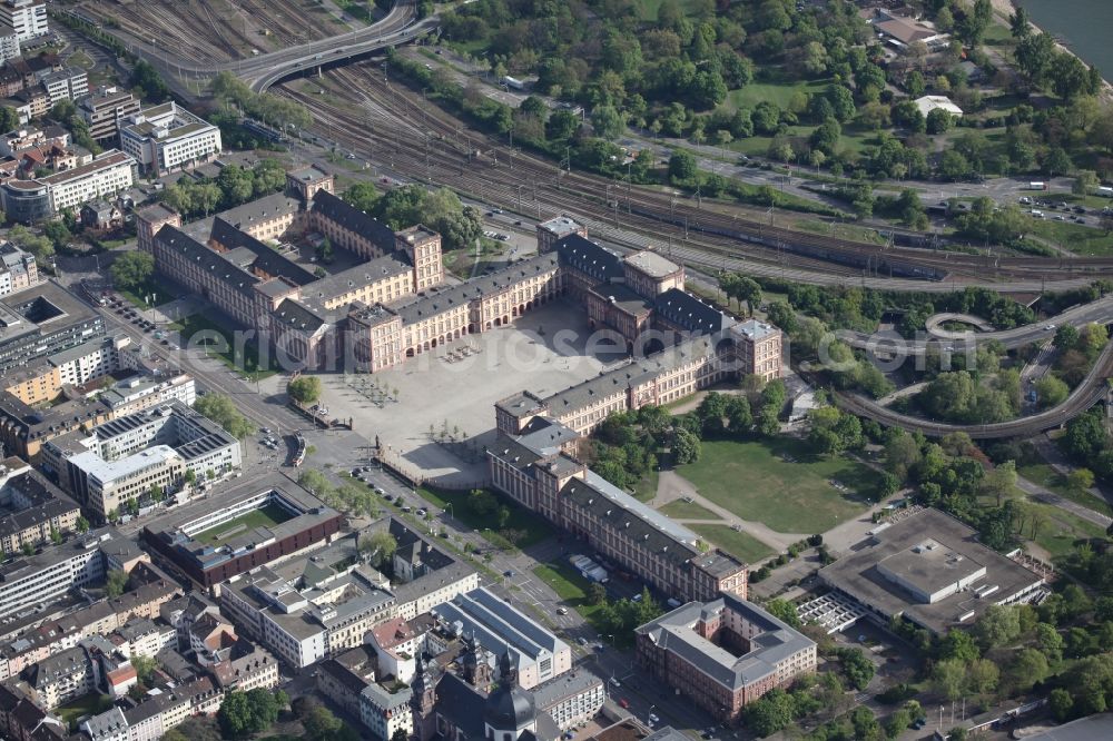 Aerial photograph Mannheim - Mannheim Palace in Baden-Württemberg. Mannheim Castle was built in the Baroque style during the reign of the Elector Karl Philipp and Karl Theodor in three construction periods