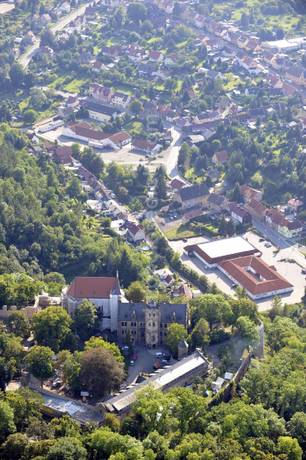 Aerial photograph Mansfeld - Die, im Zustand der Sanierung befindliche, Burg Mansfeld in Mansfeld, Sachsen-Anhalt. Seit 1999 ist das Schloss Eigentum des Fördervereins Schloss Mansfeld e.V. und ist heute eine christliche Jugendbildungs- und Begegnungsstätte. Castle Mansfeld in the state of renovation in Mansfeld, Saxony-Anhalt. Since 1999 the castle is property of the society Förderverein Schloss Mansfeld e.V. and today it is a christian youth educational and community center.