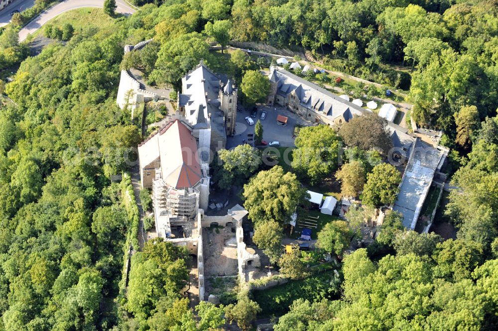 Aerial photograph Mansfeld - Die, im Zustand der Sanierung befindliche, Burg Mansfeld in Mansfeld, Sachsen-Anhalt. Seit 1999 ist das Schloss Eigentum des Fördervereins Schloss Mansfeld e.V. und ist heute eine christliche Jugendbildungs- und Begegnungsstätte. Castle Mansfeld in the state of renovation in Mansfeld, Saxony-Anhalt. Since 1999 the castle is property of the society Förderverein Schloss Mansfeld e.V. and today it is a christian youth educational and community center.