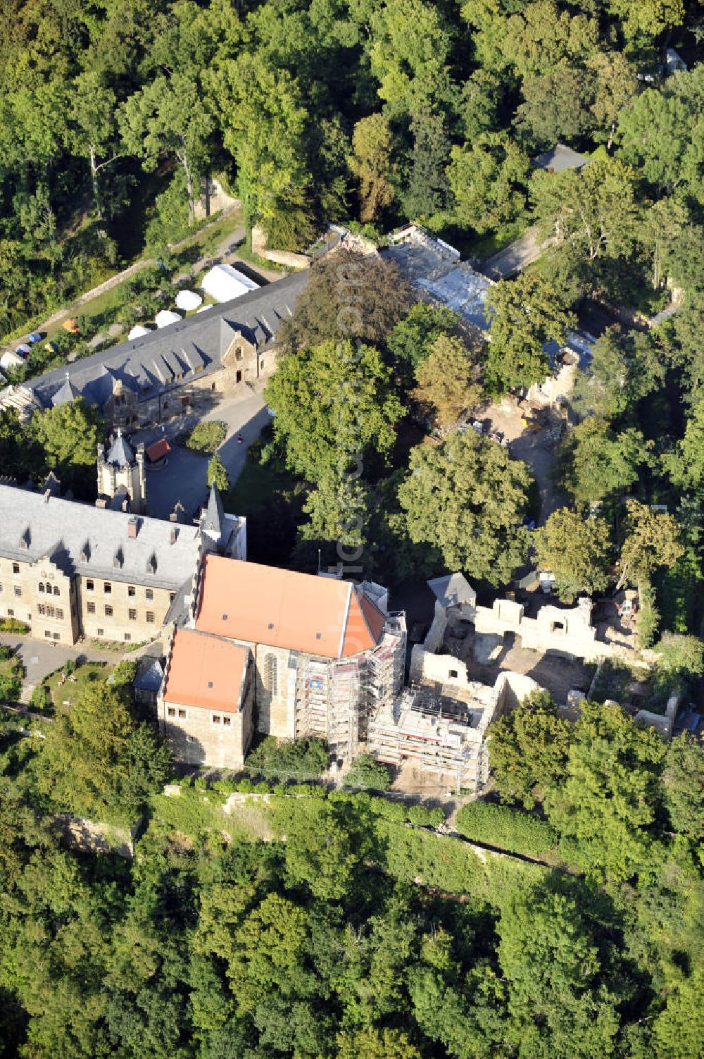 Aerial image Mansfeld - Die, im Zustand der Sanierung befindliche, Burg Mansfeld in Mansfeld, Sachsen-Anhalt. Seit 1999 ist das Schloss Eigentum des Fördervereins Schloss Mansfeld e.V. und ist heute eine christliche Jugendbildungs- und Begegnungsstätte. Castle Mansfeld in the state of renovation in Mansfeld, Saxony-Anhalt. Since 1999 the castle is property of the society Förderverein Schloss Mansfeld e.V. and today it is a christian youth educational and community center.