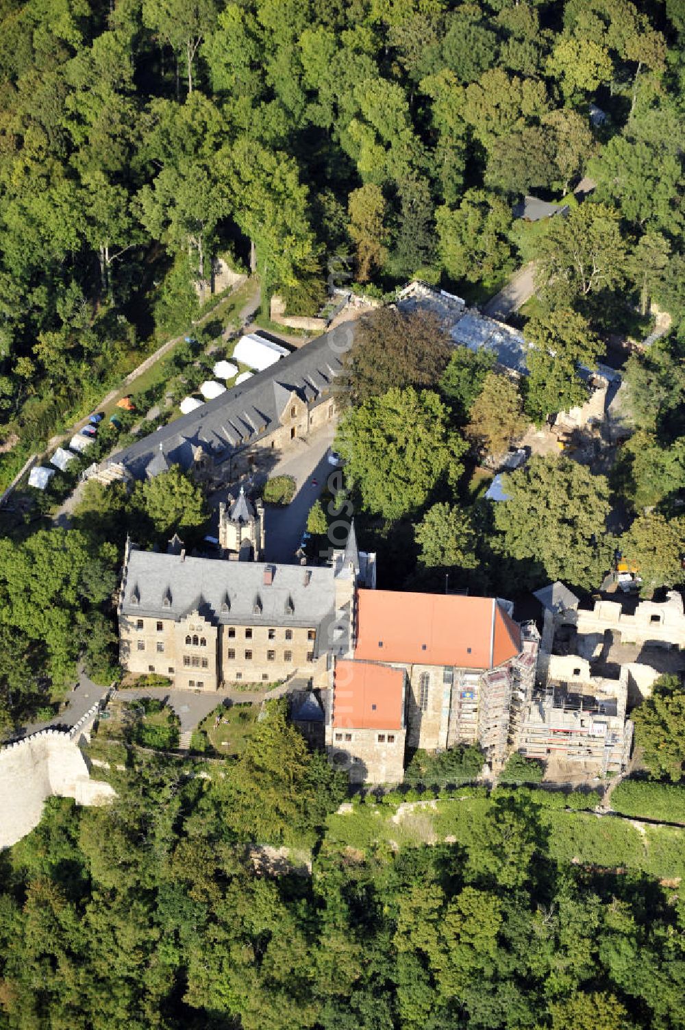 Aerial photograph Mansfeld - Die, im Zustand der Sanierung befindliche, Burg Mansfeld in Mansfeld, Sachsen-Anhalt. Seit 1999 ist das Schloss Eigentum des Fördervereins Schloss Mansfeld e.V. und ist heute eine christliche Jugendbildungs- und Begegnungsstätte. Castle Mansfeld in the state of renovation in Mansfeld, Saxony-Anhalt. Since 1999 the castle is property of the society Förderverein Schloss Mansfeld e.V. and today it is a christian youth educational and community center.