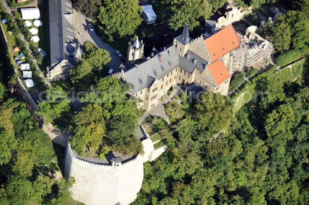 Aerial photograph Mansfeld - Die, im Zustand der Sanierung befindliche, Burg Mansfeld in Mansfeld, Sachsen-Anhalt. Seit 1999 ist das Schloss Eigentum des Fördervereins Schloss Mansfeld e.V. und ist heute eine christliche Jugendbildungs- und Begegnungsstätte. Castle Mansfeld in the state of renovation in Mansfeld, Saxony-Anhalt. Since 1999 the castle is property of the society Förderverein Schloss Mansfeld e.V. and today it is a christian youth educational and community center.