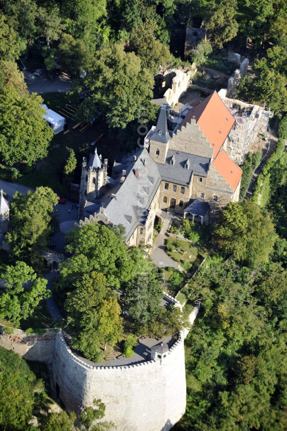 Mansfeld from above - Die, im Zustand der Sanierung befindliche, Burg Mansfeld in Mansfeld, Sachsen-Anhalt. Seit 1999 ist das Schloss Eigentum des Fördervereins Schloss Mansfeld e.V. und ist heute eine christliche Jugendbildungs- und Begegnungsstätte. Castle Mansfeld in the state of renovation in Mansfeld, Saxony-Anhalt. Since 1999 the castle is property of the society Förderverein Schloss Mansfeld e.V. and today it is a christian youth educational and community center.