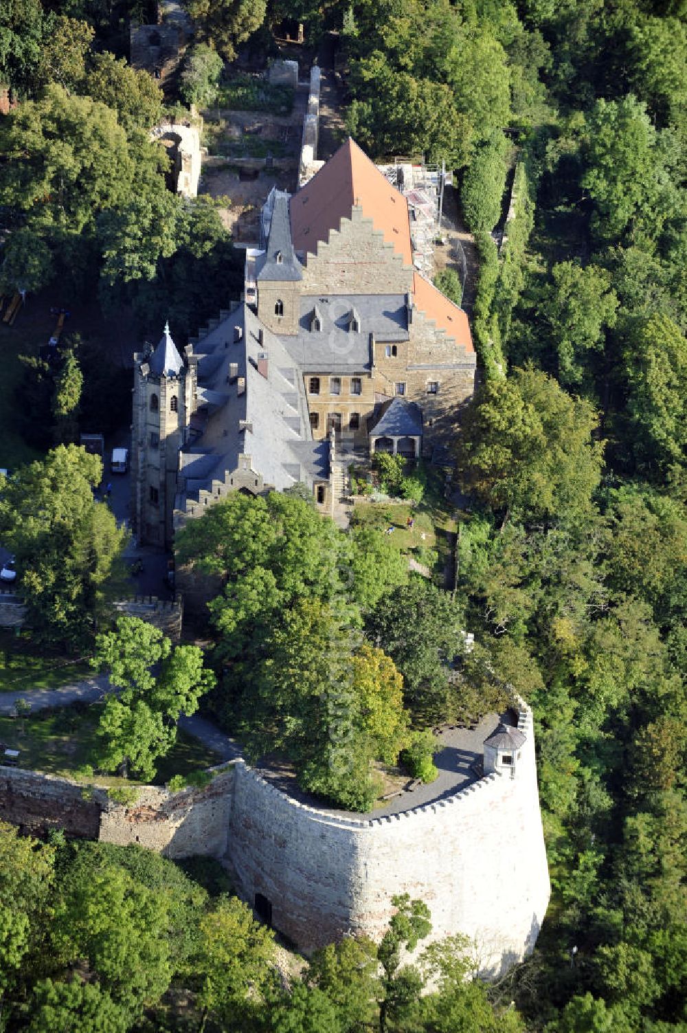 Mansfeld from the bird's eye view: Die, im Zustand der Sanierung befindliche, Burg Mansfeld in Mansfeld, Sachsen-Anhalt. Seit 1999 ist das Schloss Eigentum des Fördervereins Schloss Mansfeld e.V. und ist heute eine christliche Jugendbildungs- und Begegnungsstätte. Castle Mansfeld in the state of renovation in Mansfeld, Saxony-Anhalt. Since 1999 the castle is property of the society Förderverein Schloss Mansfeld e.V. and today it is a christian youth educational and community center.