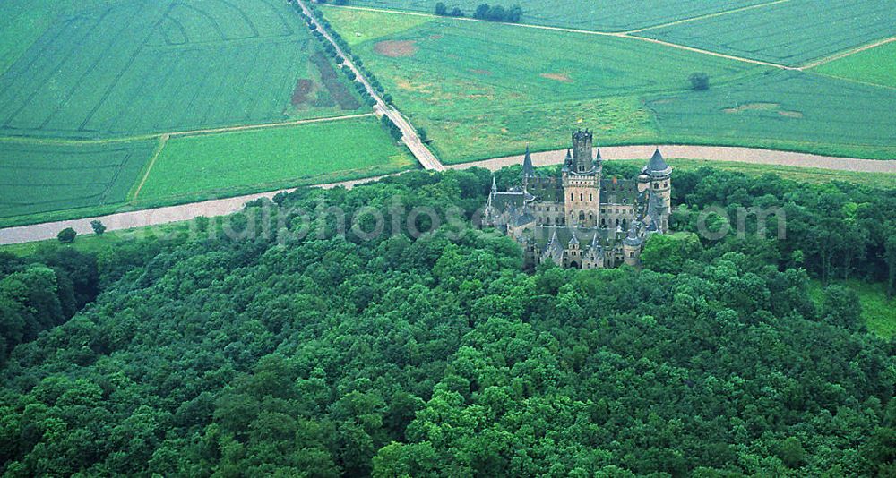 Pattensen from above - Blick auf das Schloss Marienburg an der Leine. Das Schloss wurde von 1857–1867 ursprünglich als Sommerresidenz, Jagdschloss und späterer Witwensitz erbaut. Es ist heute ist es im Besitz des Hauses Hannover. View of the Castle Marienburg at the River Leine. The castle was built from 1857 until 1867 as summer residence, hunting lodge and later widow's residence. Today it is in the possession of the house of Hanover.