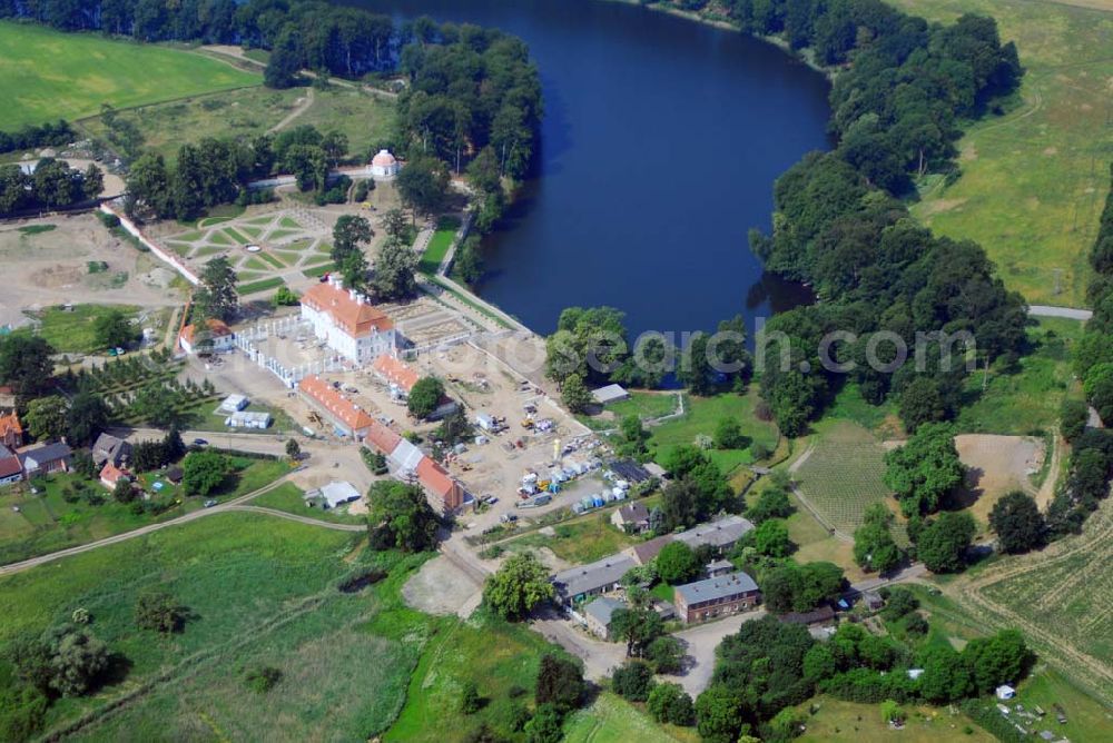 Aerial photograph Meseberg - ) Das Zauberschloss am Huwenowsee, wie es Brandenburgs großer Heimatdichter Theodor Fontane einst nannte, dient ab sofort der Bundesregierung als neues Gästehaus. Seit 1995 restaurierte die Messerschmitt Stiftung Schloss Meseberg als das Gästehaus der Bundesregierung. Der Faszination dieses einzigartigen Schlosses kann man sich nicht entziehen. Ein weitflächiges Areal umgibt das Schloss Meseberg, welches mit hohem Aufwand nach denkmalpfelegerischen Gesichtspunkten restauriert wurde