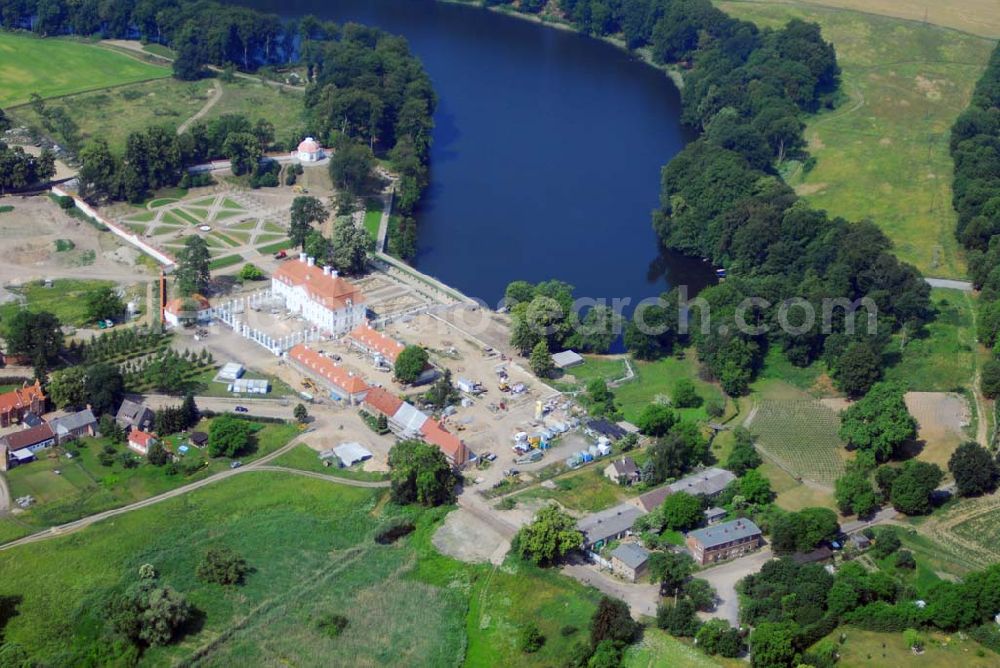 Meseberg from above - ) Das Zauberschloss am Huwenowsee, wie es Brandenburgs großer Heimatdichter Theodor Fontane einst nannte, dient ab sofort der Bundesregierung als neues Gästehaus. Seit 1995 restaurierte die Messerschmitt Stiftung Schloss Meseberg als das Gästehaus der Bundesregierung. Der Faszination dieses einzigartigen Schlosses kann man sich nicht entziehen. Ein weitflächiges Areal umgibt das Schloss Meseberg, welches mit hohem Aufwand nach denkmalpfelegerischen Gesichtspunkten restauriert wurde