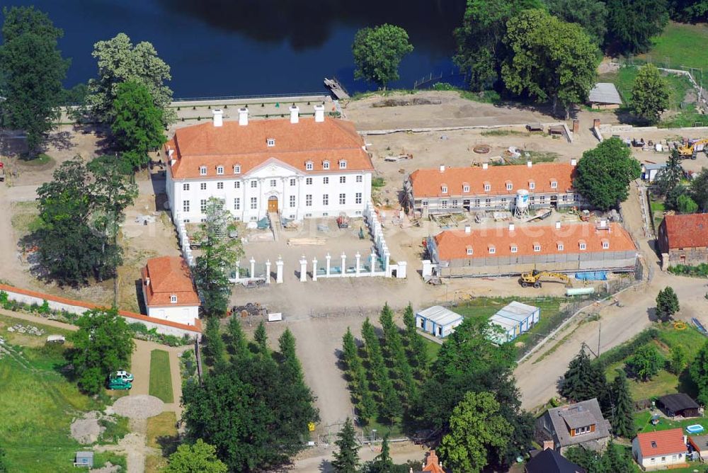 Aerial image Meseberg - ) Das Zauberschloss am Huwenowsee, wie es Brandenburgs großer Heimatdichter Theodor Fontane einst nannte, dient ab sofort der Bundesregierung als neues Gästehaus. Seit 1995 restaurierte die Messerschmitt Stiftung Schloss Meseberg als das Gästehaus der Bundesregierung. Der Faszination dieses einzigartigen Schlosses kann man sich nicht entziehen. Ein weitflächiges Areal umgibt das Schloss Meseberg, welches mit hohem Aufwand nach denkmalpfelegerischen Gesichtspunkten restauriert wurde