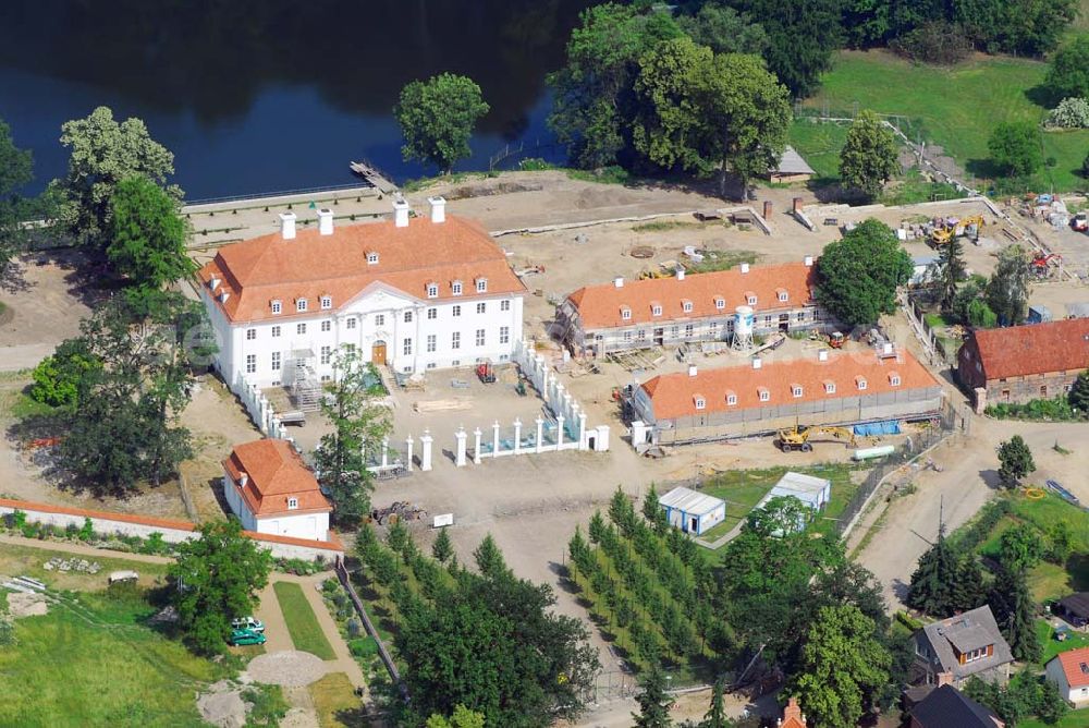 Aerial photograph Meseberg - ) Das Zauberschloss am Huwenowsee, wie es Brandenburgs großer Heimatdichter Theodor Fontane einst nannte, dient ab sofort der Bundesregierung als neues Gästehaus. Seit 1995 restaurierte die Messerschmitt Stiftung Schloss Meseberg als das Gästehaus der Bundesregierung. Der Faszination dieses einzigartigen Schlosses kann man sich nicht entziehen. Ein weitflächiges Areal umgibt das Schloss Meseberg, welches mit hohem Aufwand nach denkmalpfelegerischen Gesichtspunkten restauriert wurde