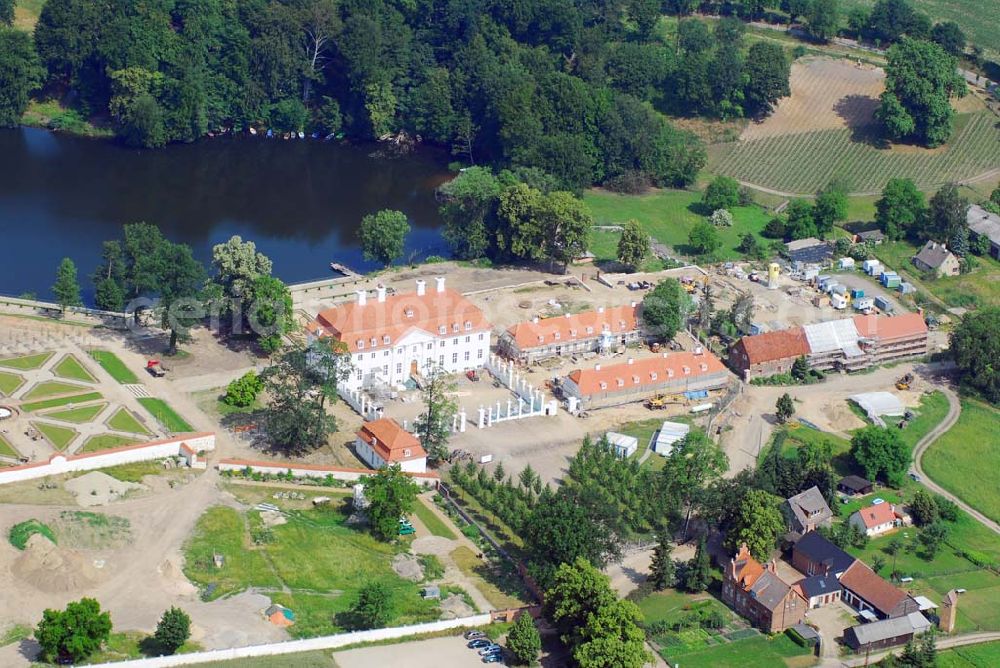 Meseberg from above - ) Das Zauberschloss am Huwenowsee, wie es Brandenburgs großer Heimatdichter Theodor Fontane einst nannte, dient ab sofort der Bundesregierung als neues Gästehaus. Seit 1995 restaurierte die Messerschmitt Stiftung Schloss Meseberg als das Gästehaus der Bundesregierung. Der Faszination dieses einzigartigen Schlosses kann man sich nicht entziehen. Ein weitflächiges Areal umgibt das Schloss Meseberg, welches mit hohem Aufwand nach denkmalpfelegerischen Gesichtspunkten restauriert wurde