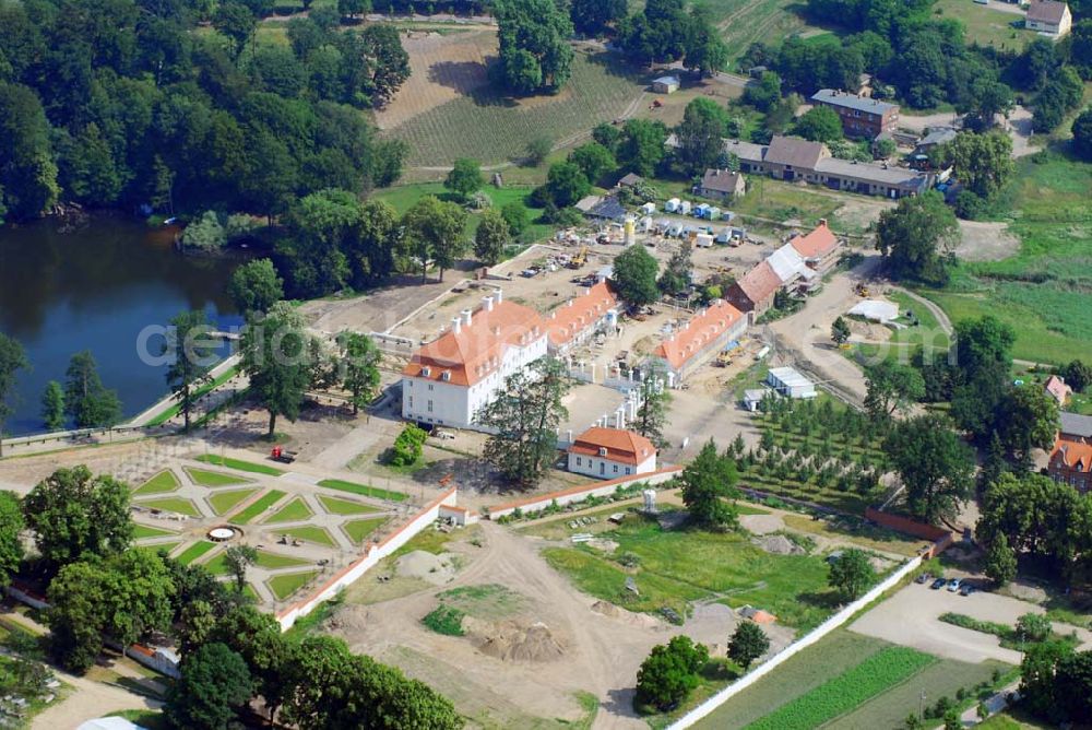 Aerial image Meseberg - ) Das Zauberschloss am Huwenowsee, wie es Brandenburgs großer Heimatdichter Theodor Fontane einst nannte, dient ab sofort der Bundesregierung als neues Gästehaus. Seit 1995 restaurierte die Messerschmitt Stiftung Schloss Meseberg als das Gästehaus der Bundesregierung. Der Faszination dieses einzigartigen Schlosses kann man sich nicht entziehen. Ein weitflächiges Areal umgibt das Schloss Meseberg, welches mit hohem Aufwand nach denkmalpfelegerischen Gesichtspunkten restauriert wurde