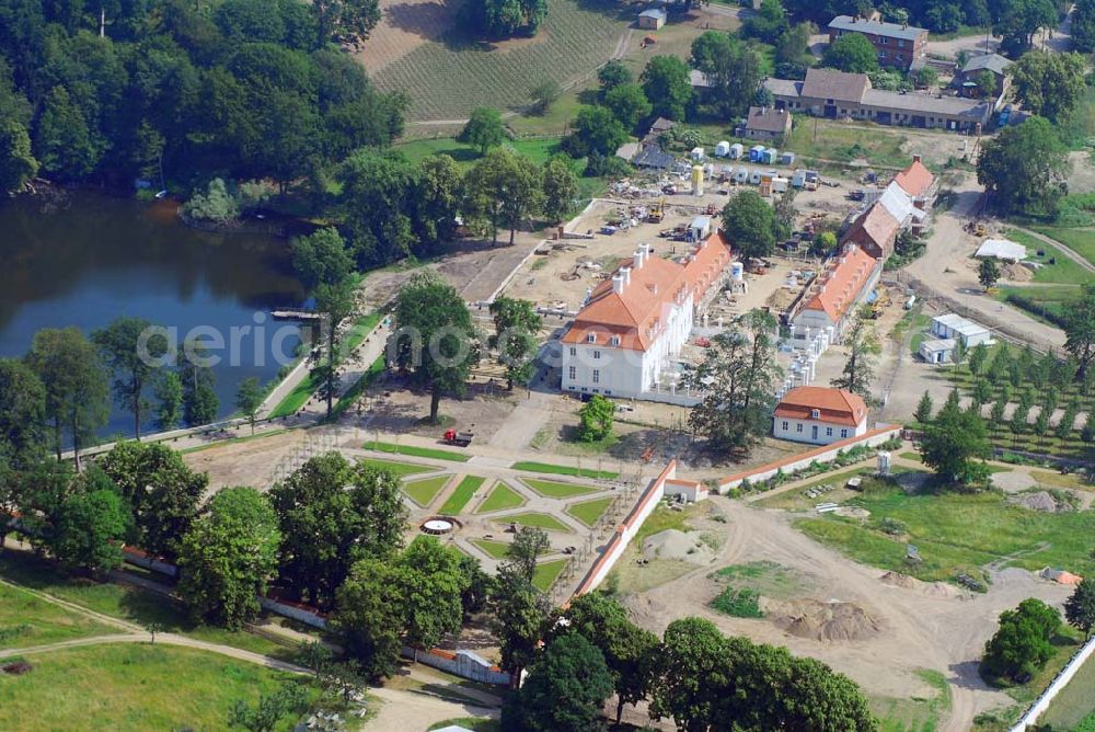 Aerial photograph Meseberg - ) Das Zauberschloss am Huwenowsee, wie es Brandenburgs großer Heimatdichter Theodor Fontane einst nannte, dient ab sofort der Bundesregierung als neues Gästehaus. Seit 1995 restaurierte die Messerschmitt Stiftung Schloss Meseberg als das Gästehaus der Bundesregierung. Der Faszination dieses einzigartigen Schlosses kann man sich nicht entziehen. Ein weitflächiges Areal umgibt das Schloss Meseberg, welches mit hohem Aufwand nach denkmalpfelegerischen Gesichtspunkten restauriert wurde