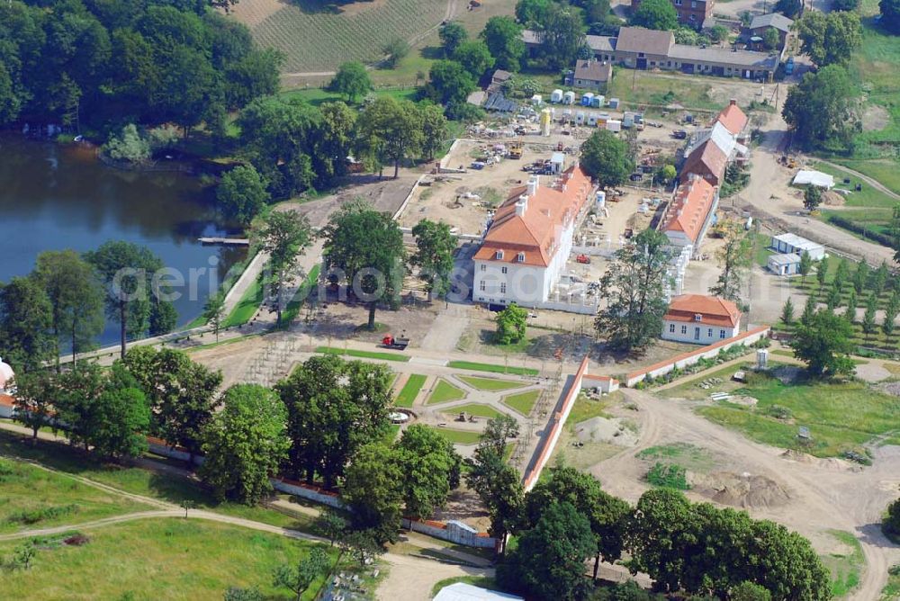 Meseberg from above - ) Das Zauberschloss am Huwenowsee, wie es Brandenburgs großer Heimatdichter Theodor Fontane einst nannte, dient ab sofort der Bundesregierung als neues Gästehaus. Seit 1995 restaurierte die Messerschmitt Stiftung Schloss Meseberg als das Gästehaus der Bundesregierung. Der Faszination dieses einzigartigen Schlosses kann man sich nicht entziehen. Ein weitflächiges Areal umgibt das Schloss Meseberg, welches mit hohem Aufwand nach denkmalpfelegerischen Gesichtspunkten restauriert wurde