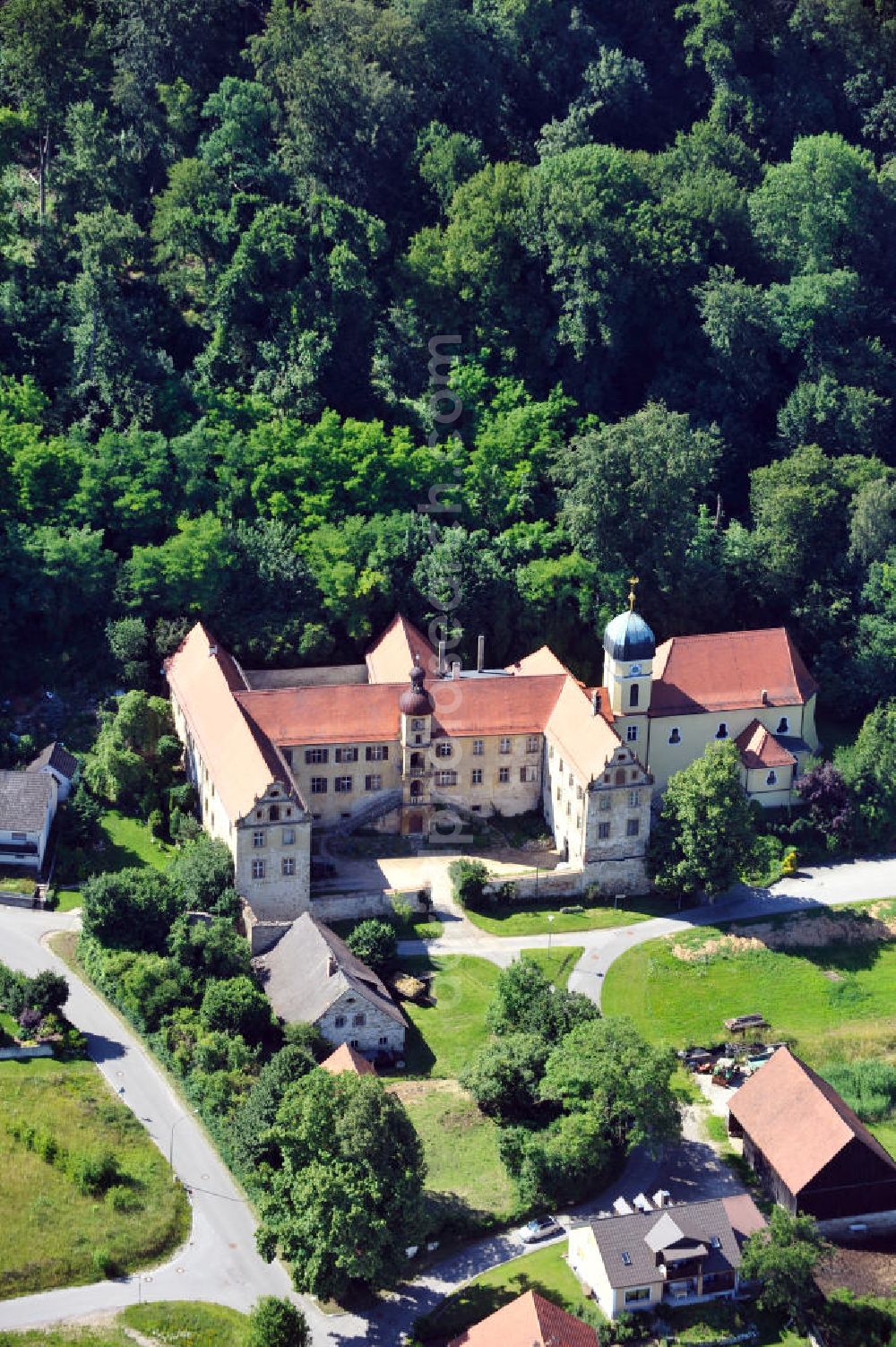 Aerial image Münchshofen - Schloss Münchshofen an der Schloßstraße in Münchshofen, Bayern. Castle Münchshofen at the street Schlossstrasse in Muenchshofen, Bavaria.