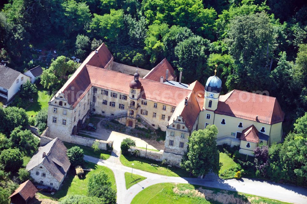 Aerial photograph Münchshofen - Schloss Münchshofen an der Schloßstraße in Münchshofen, Bayern. Castle Münchshofen at the street Schlossstrasse in Muenchshofen, Bavaria.