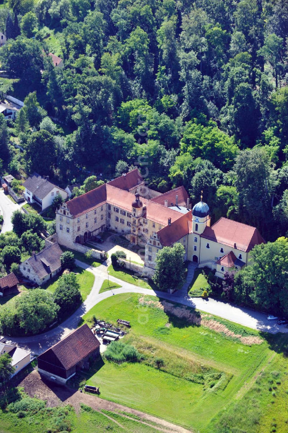 Münchshofen from the bird's eye view: Schloss Münchshofen an der Schloßstraße in Münchshofen, Bayern. Castle Münchshofen at the street Schlossstrasse in Muenchshofen, Bavaria.