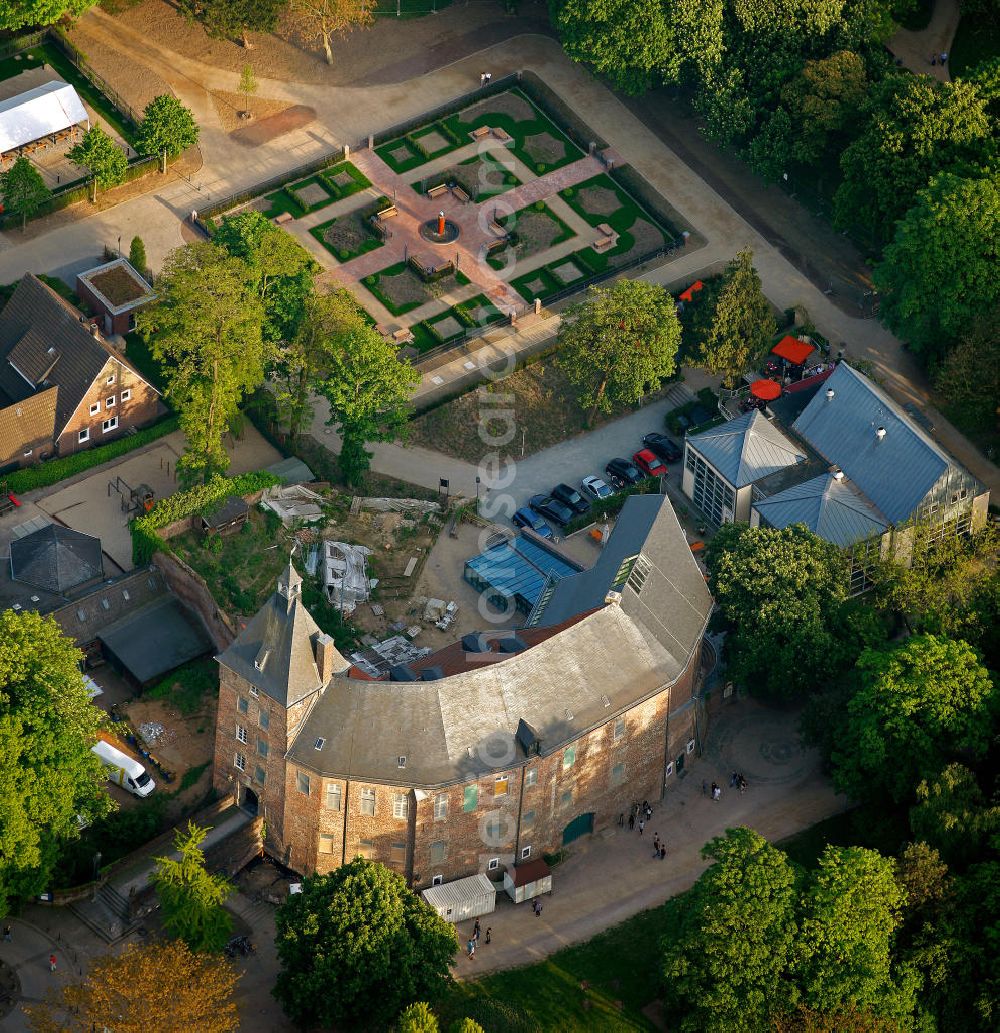 Aerial image Moers - Das Schloss Moers, ein Grafschafter Museum und Schlosstheater an der Kastellstraße in Moers in Nordrhein-Westfalen. Das Baudenkmal ist eine der ältesten mittelalterlichen Ringburganlagen im Rheinland. The castle Moers, a museum and theatre, at the street Kastellstraße in Moers in North Rhine-Westphalia.