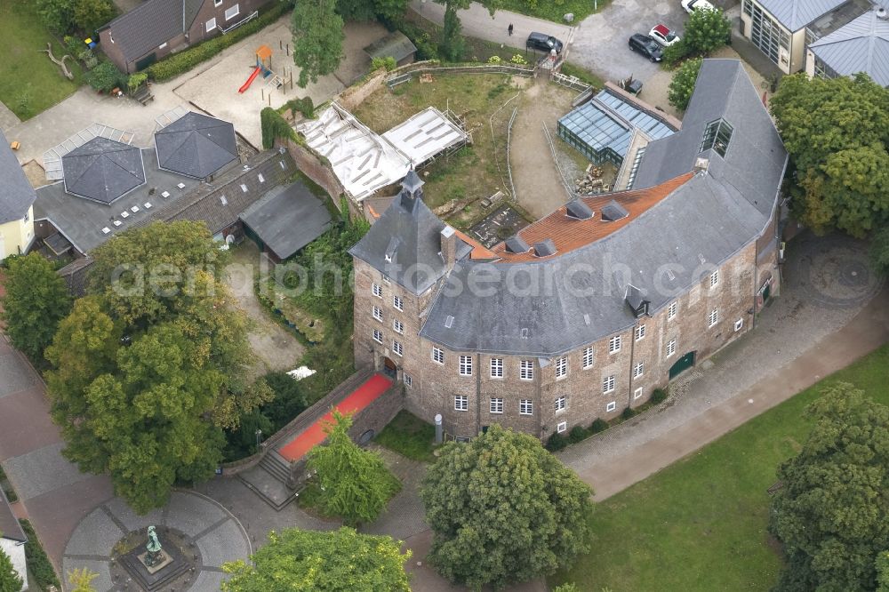 Aerial image Moers - The castle Moers, a museum and theatre, at the street Kastellstraße in Moers in North Rhine-Westphalia