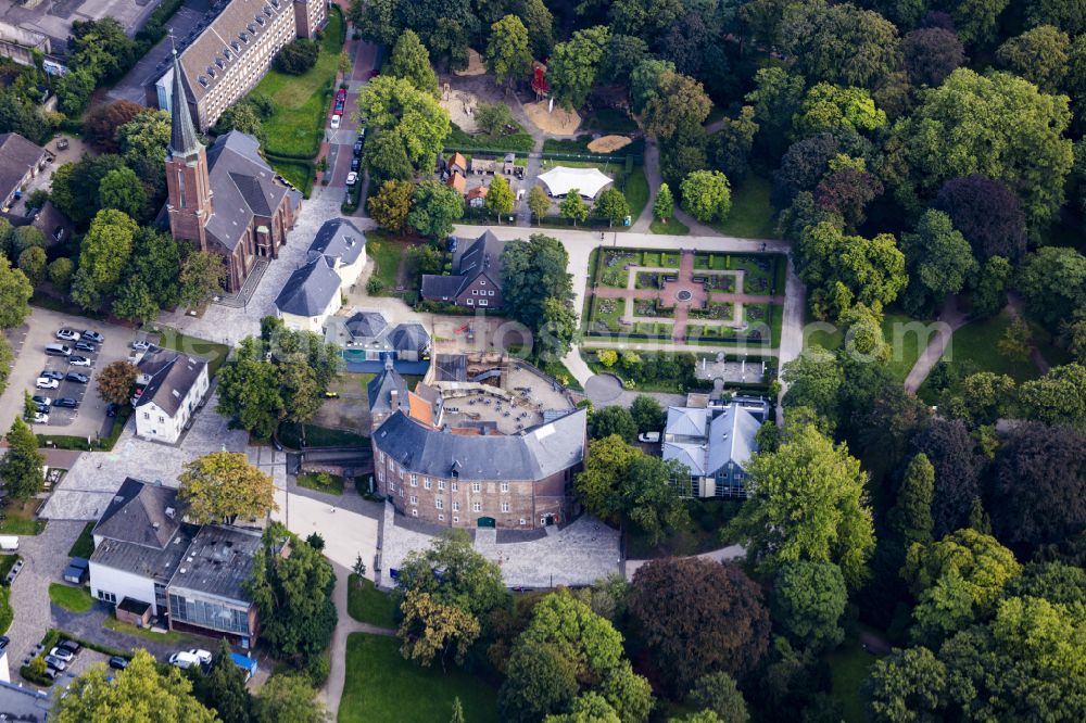 Aerial image Moers - Building complex Grafschafter Museum in the castle on the street Kastell in Moers in the federal state of North Rhine-Westphalia, Germany