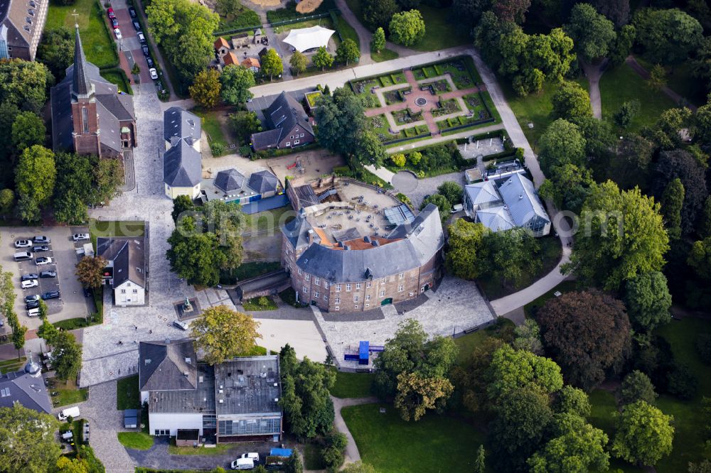 Moers from above - Building complex Grafschafter Museum in the castle on the street Kastell in Moers in the federal state of North Rhine-Westphalia, Germany