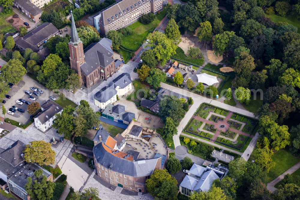 Moers from the bird's eye view: Building complex Grafschafter Museum in the castle on the street Kastell in Moers in the federal state of North Rhine-Westphalia, Germany