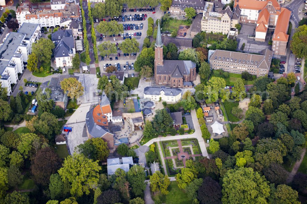 Aerial image Moers - Building complex Grafschafter Museum in the castle on the street Kastell in Moers in the federal state of North Rhine-Westphalia, Germany